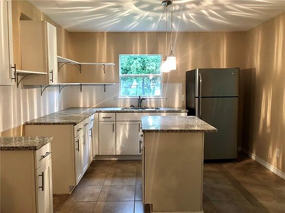 4th image of 3628 Eastridge Dr