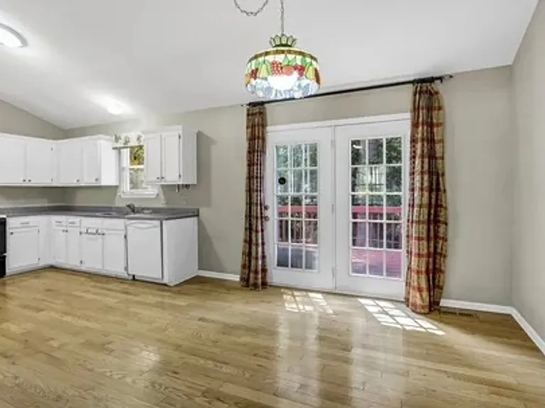 910 Sweet Thorne Rd — Photo 4