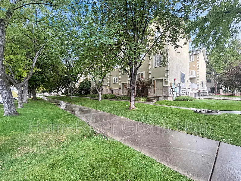3 bed, 3.0 bath, 1700 sqft, $2,580 — Photo 2