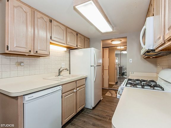 3rd image of 512 Redondo Dr APT 111