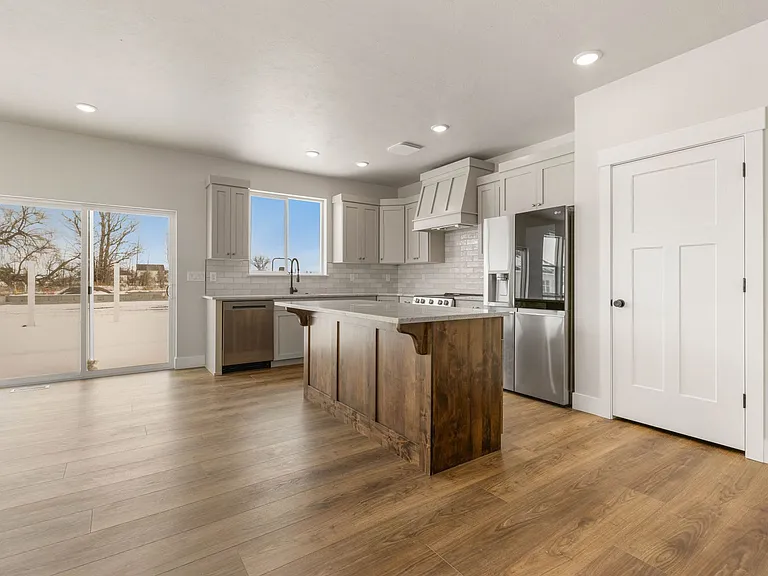 563 S Cutler Ave — Photo 3