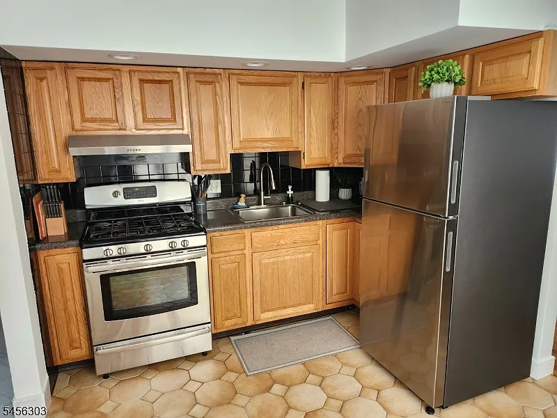 2 bed, 1.0 bath, $2,300 — Photo 3