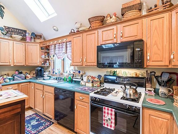 3rd image of 179 Washington St