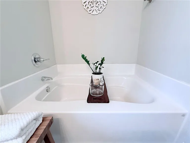 138 Livingston Ct — Photo 16