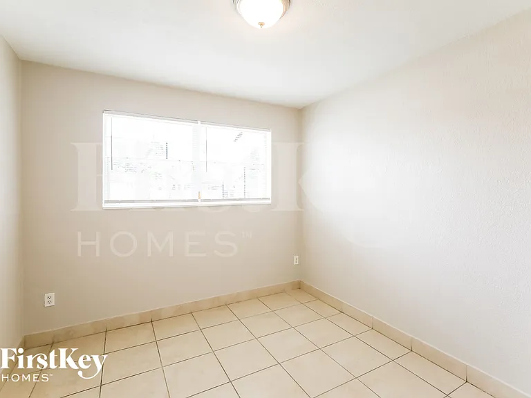 4115 NW 185th St — Photo 15