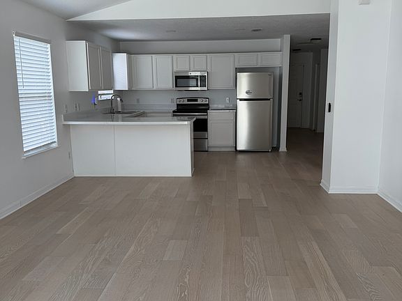4th image of 941 Ervin St