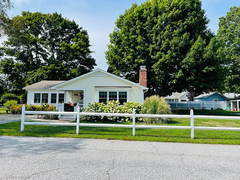 21 Town Beach Rd — Photo 2