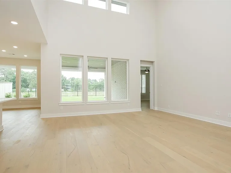 8018 Hingham Ln — Photo 10