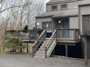 310 Cross Country Ln, Tannersville, PA 18372