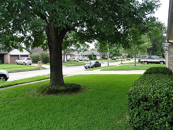Well groomed landscaping.