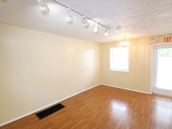 4th image of 52 N Plum St