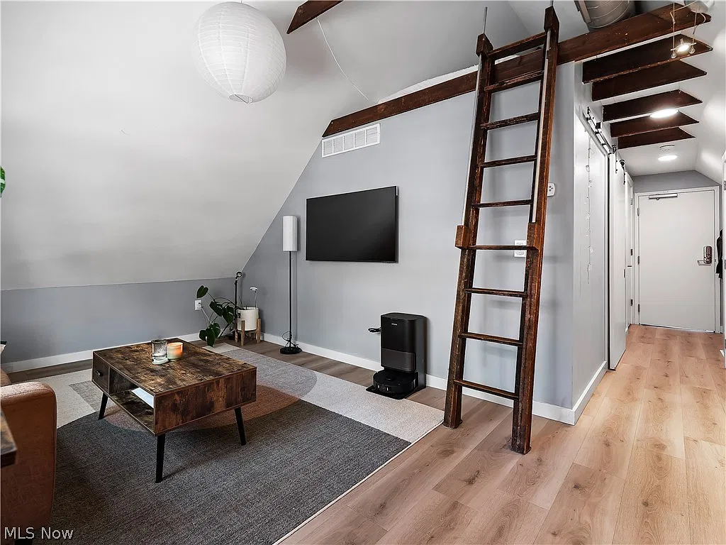 1 bed, 1.0 bath, 700 sqft, $1,800 — Photo 3