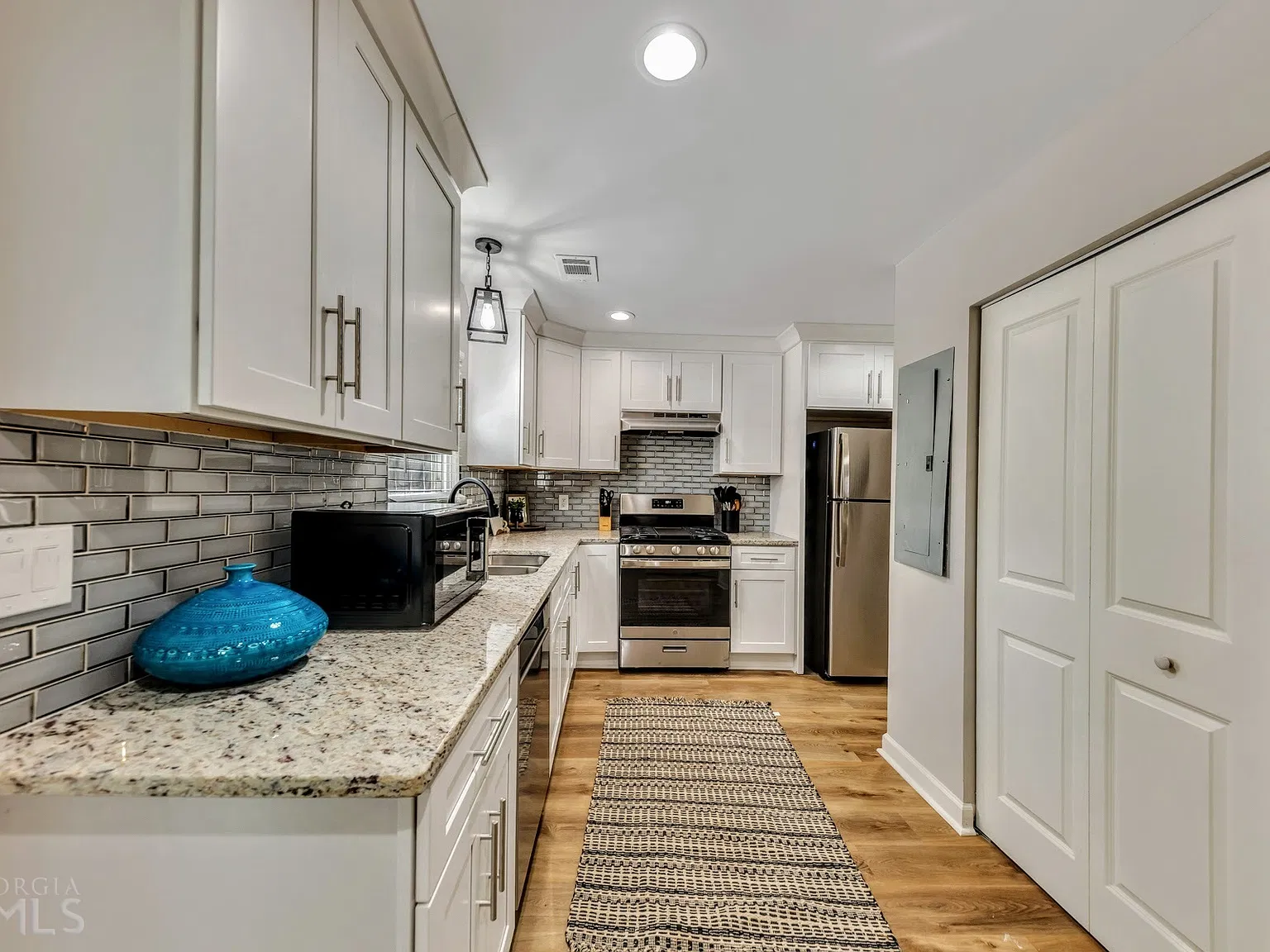 2 bed, 2.5 bath, 1400 sqft, $4,200 — Photo 4