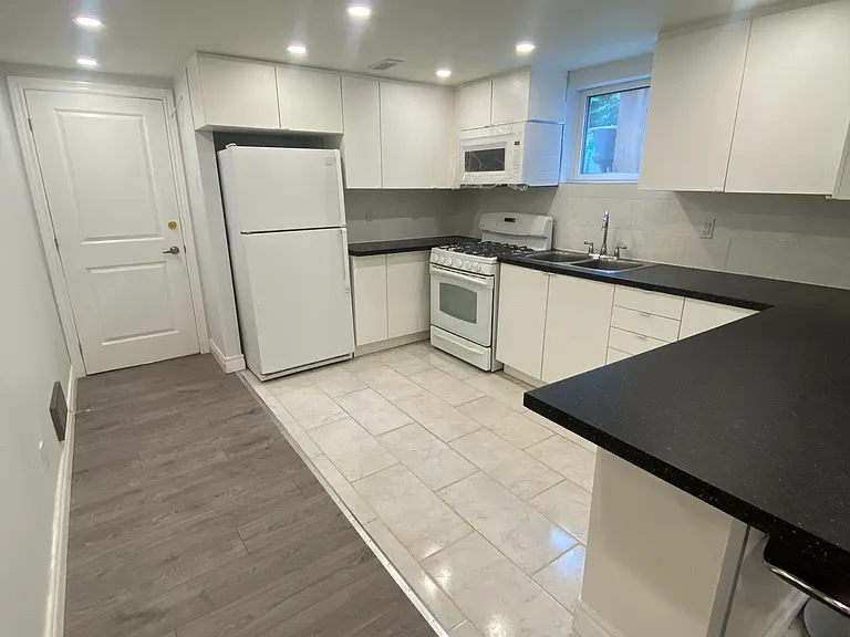 135 Bonham Blvd #BASEMENT — Photo 24