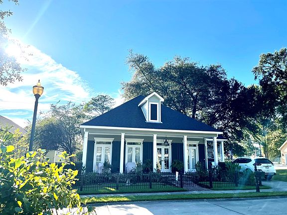 3rd image of 4 Garden District Pl