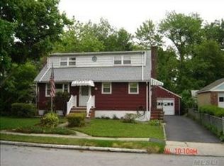 101 Judith Ln, Valley Stream, NY 11580