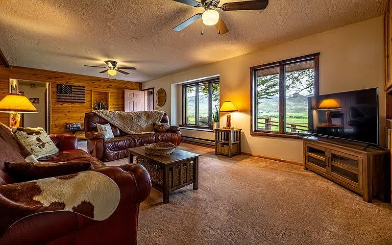 3 bed, 3.0 bath, 1637 sqft, $2,200 — Photo 2