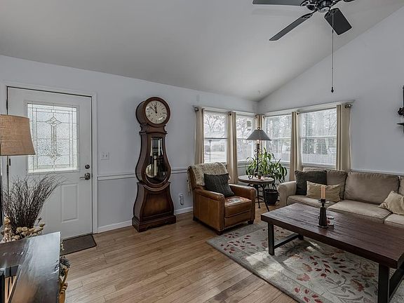 4th image of 54 Cedar St