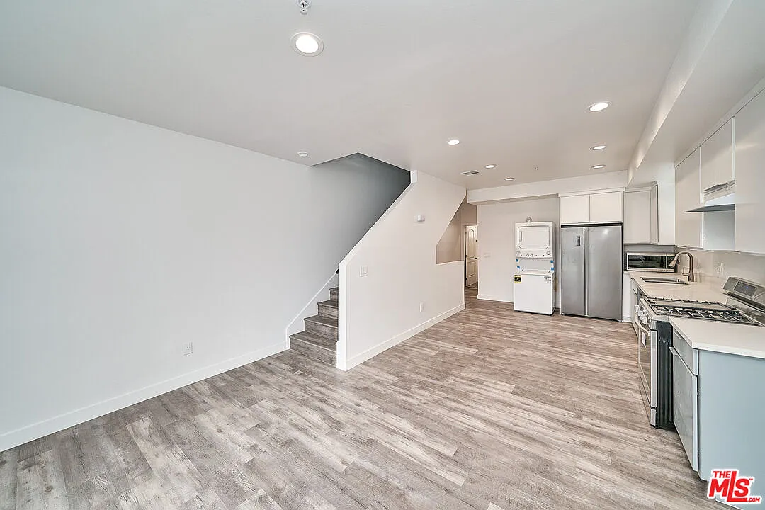 6 bed, 4.0 bath, 1910 sqft, $4,200 — Photo 4