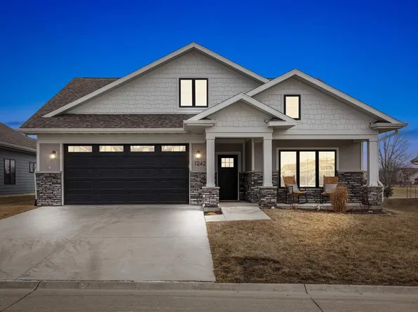 1242 Vintage Ln, North Liberty, IA 52317
