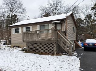 422 Gold Finch Rd, Bushkill, PA 18324