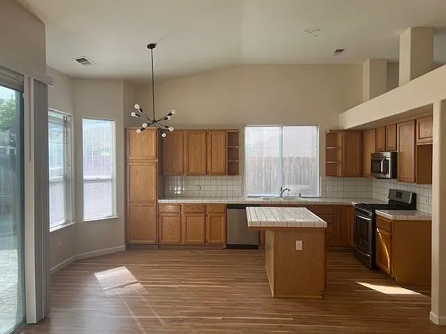 2291 E Warwick Ave — Photo 3