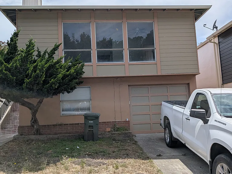 204 Catalina Ave — Photo 1