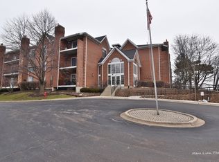 63 Hunt Club Dr #63, St Charles, IL 60174