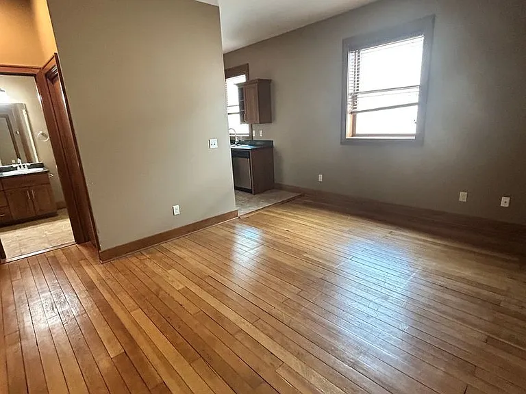 122 W Main St #D — Photo 11