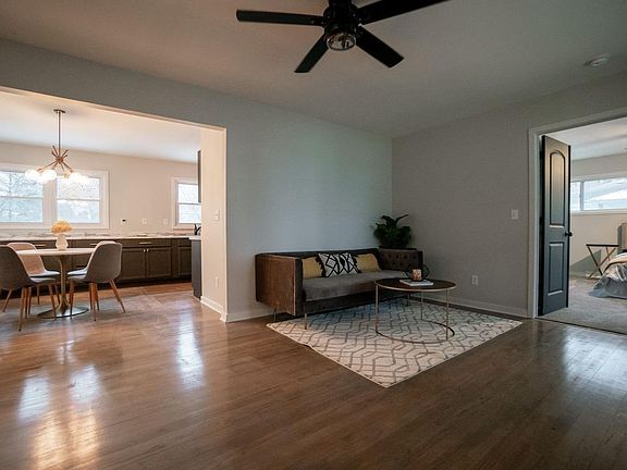 4th image of 1008 W 62nd Pl