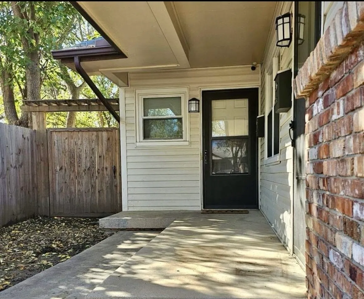 2 bed, $1,000 — Photo 1