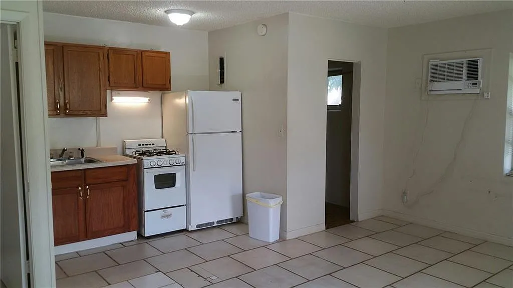 Studio, 1.0 bath, 400 sqft, $1,200 — Photo 3