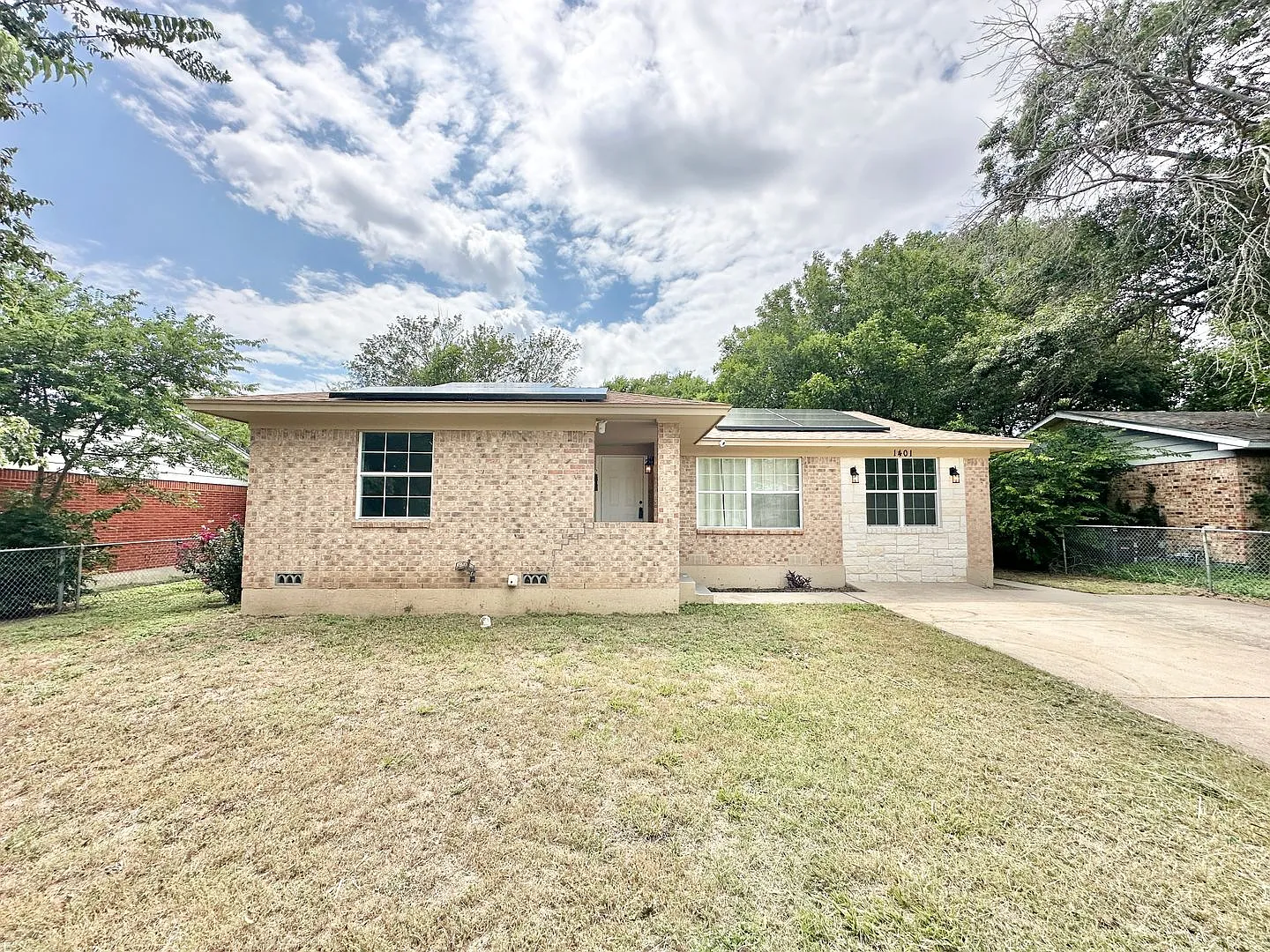 1401 Connell Dr — Photo 1