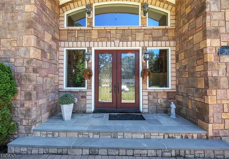 252 Mabel Pl — Photo 3