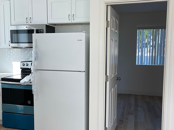 4th image of 10948 Avenida Del Gato