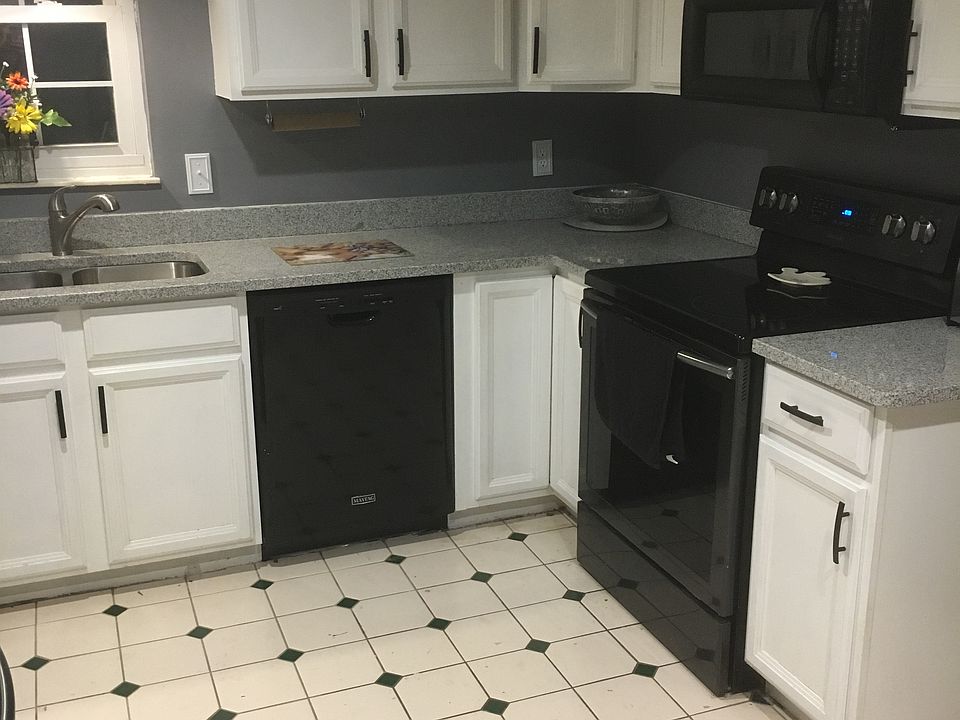 1st image of 105 Briarwood Ln