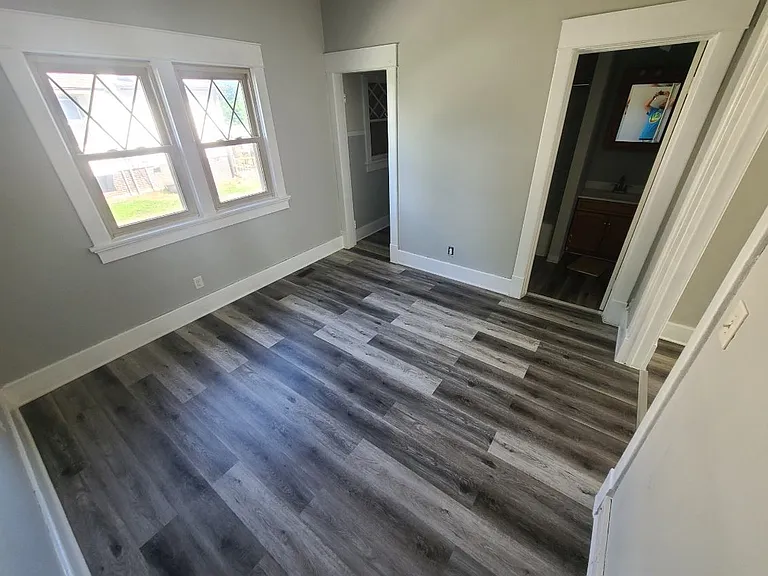 208 E Walnut St — Photo 5
