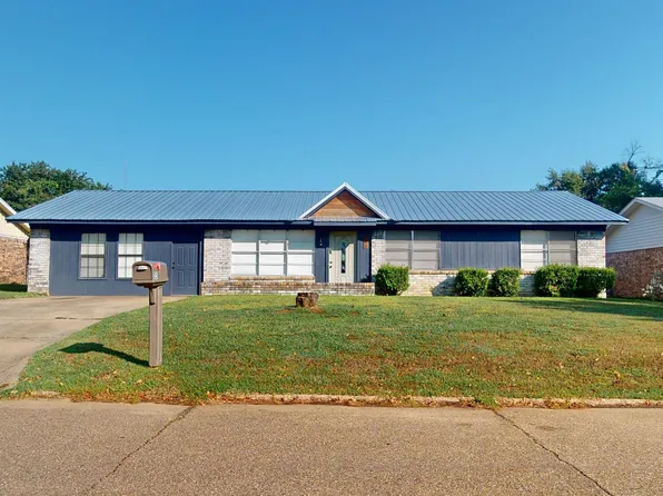 115 E Greenfield Dr, Wake Village, TX 75501