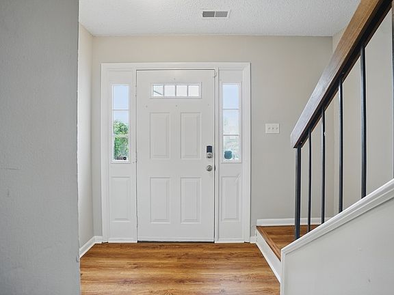 3rd image of 909 Westwind Pl