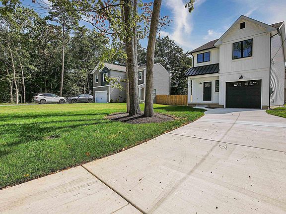 2nd image of 462 Redwood Ave
