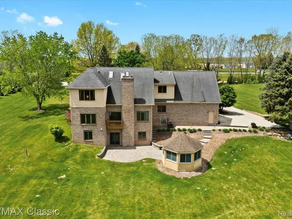 4359 Milford Ponds Ln S, Milford, MI 48381
