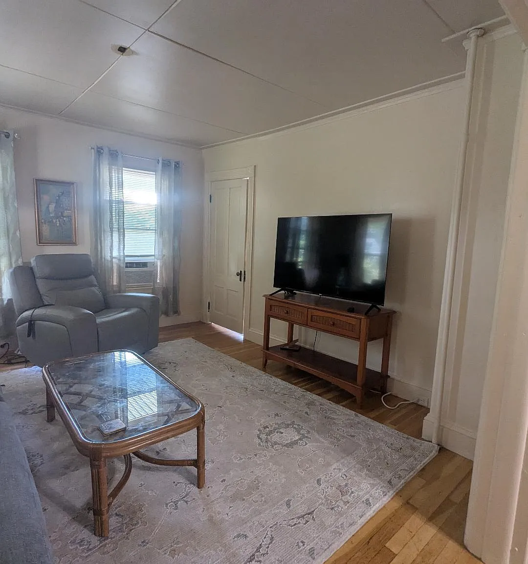 3 bed, 1.5 bath, 1900 sqft, $2,600 — Photo 3