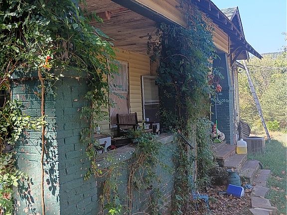 3rd image of 1112 N Hickory St