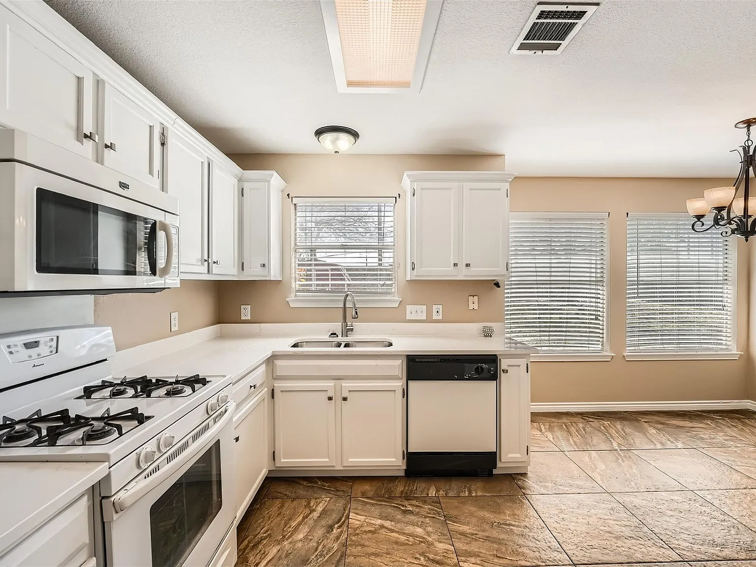 3 bed, 2.5 bath, 1732 sqft, $2,150 — Photo 2
