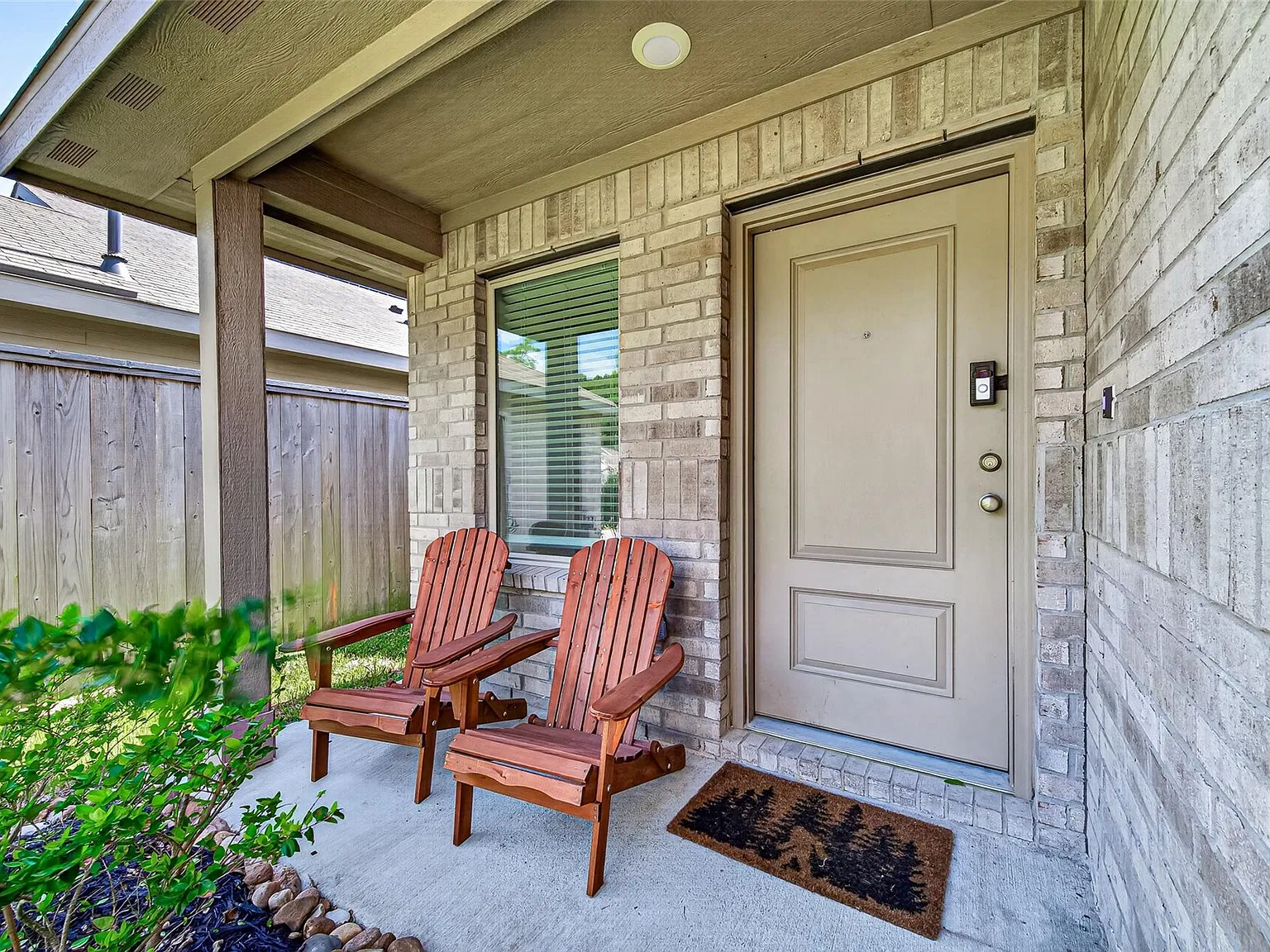 3 bed, 2.0 bath, 1320 sqft, $1,700 — Photo 2