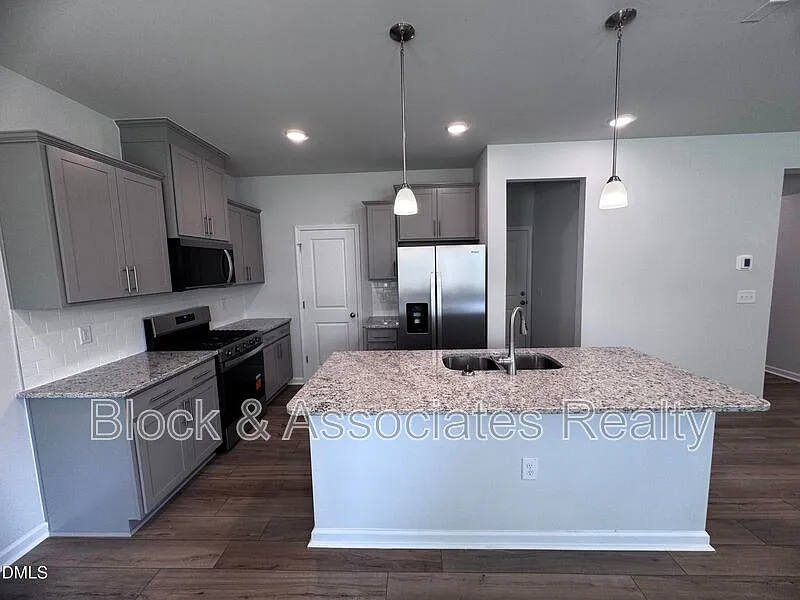 3 bed, 2.5 bath, $1,949 — Photo 2