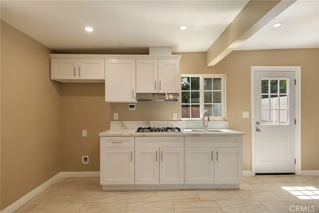 2 bed, 450 sqft, $2,200 — Photo 3