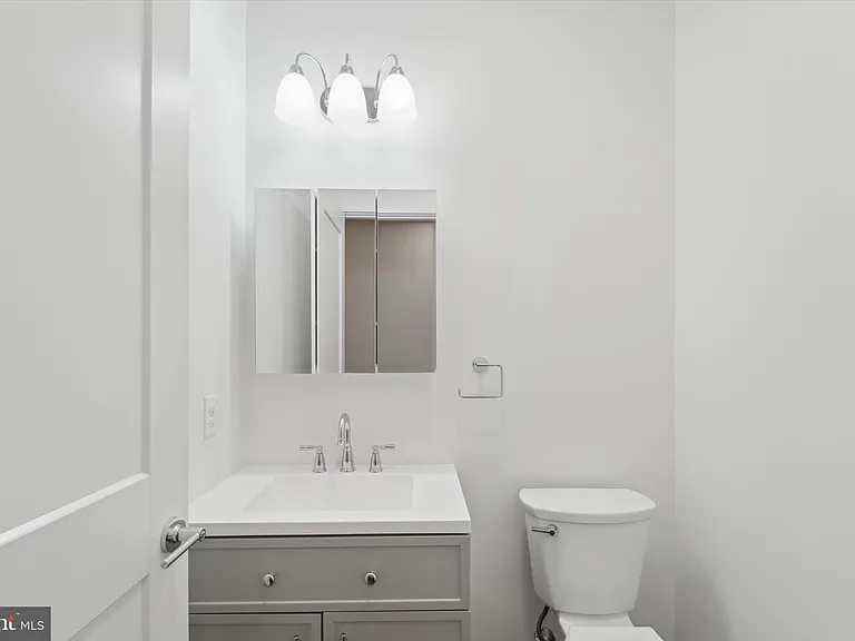 1049 W Lancaster Ave — Photo 10