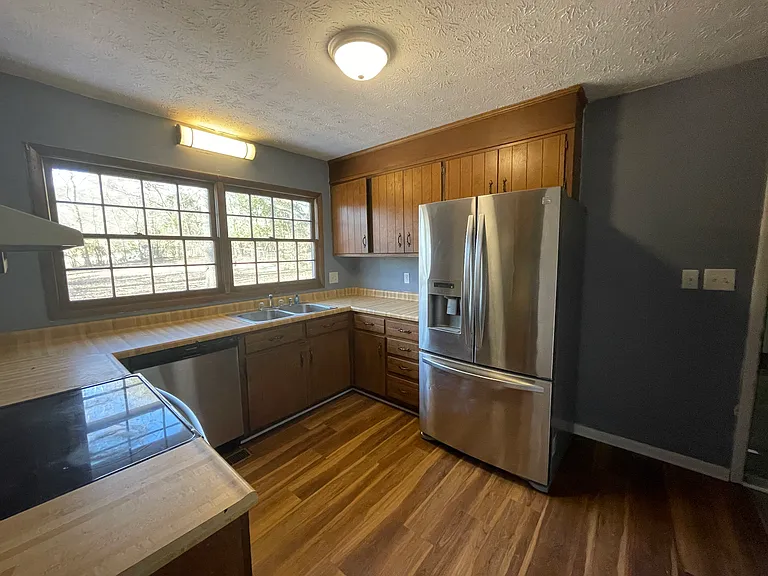 150 Arthur Cir — Photo 2