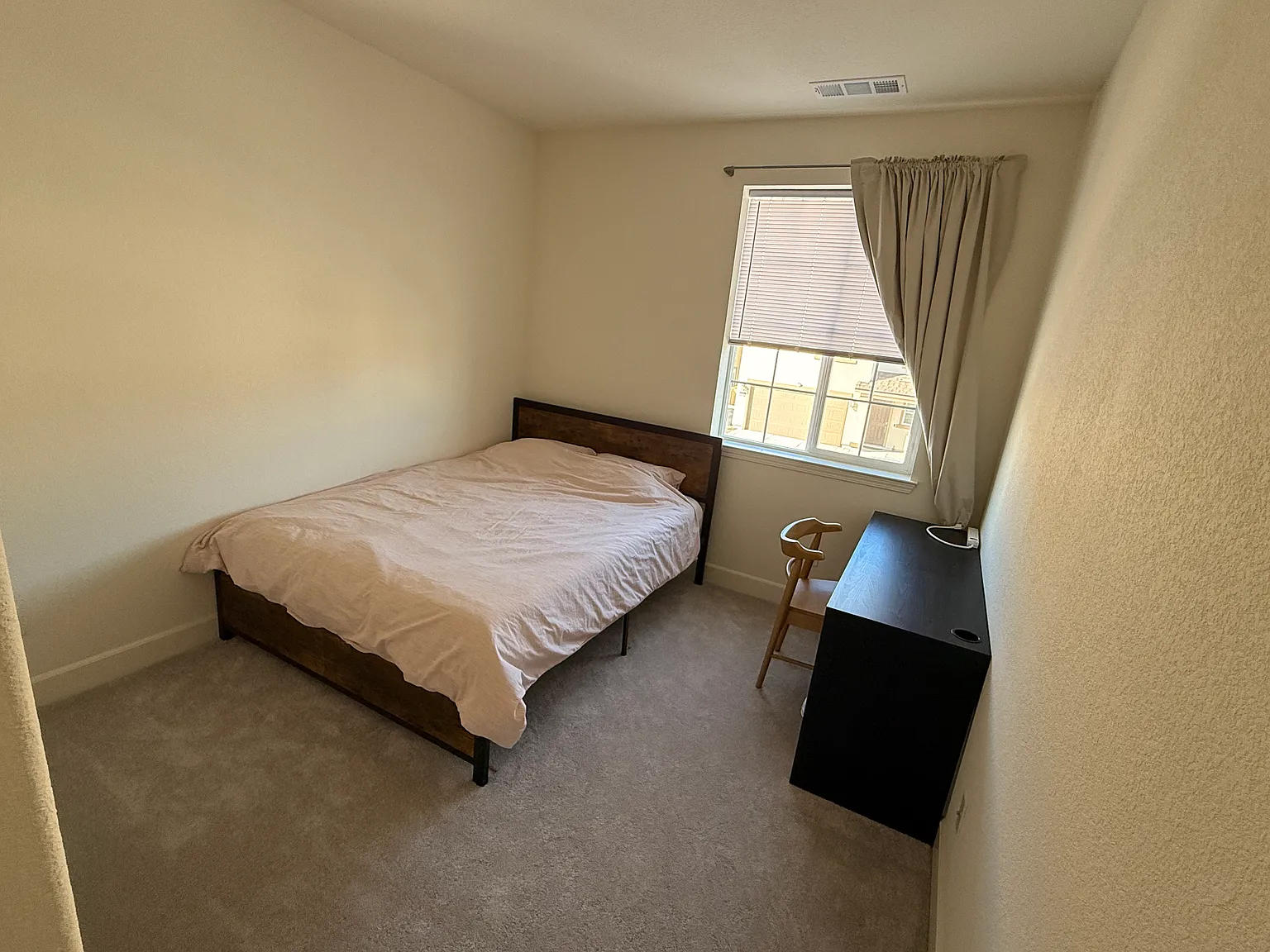 4 bed, 2.5 bath, 2367 sqft, $3,400 — Photo 4